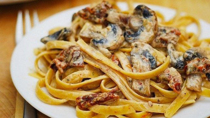 Creamy Sun-dried Tomato and Mushroom Fettuccine